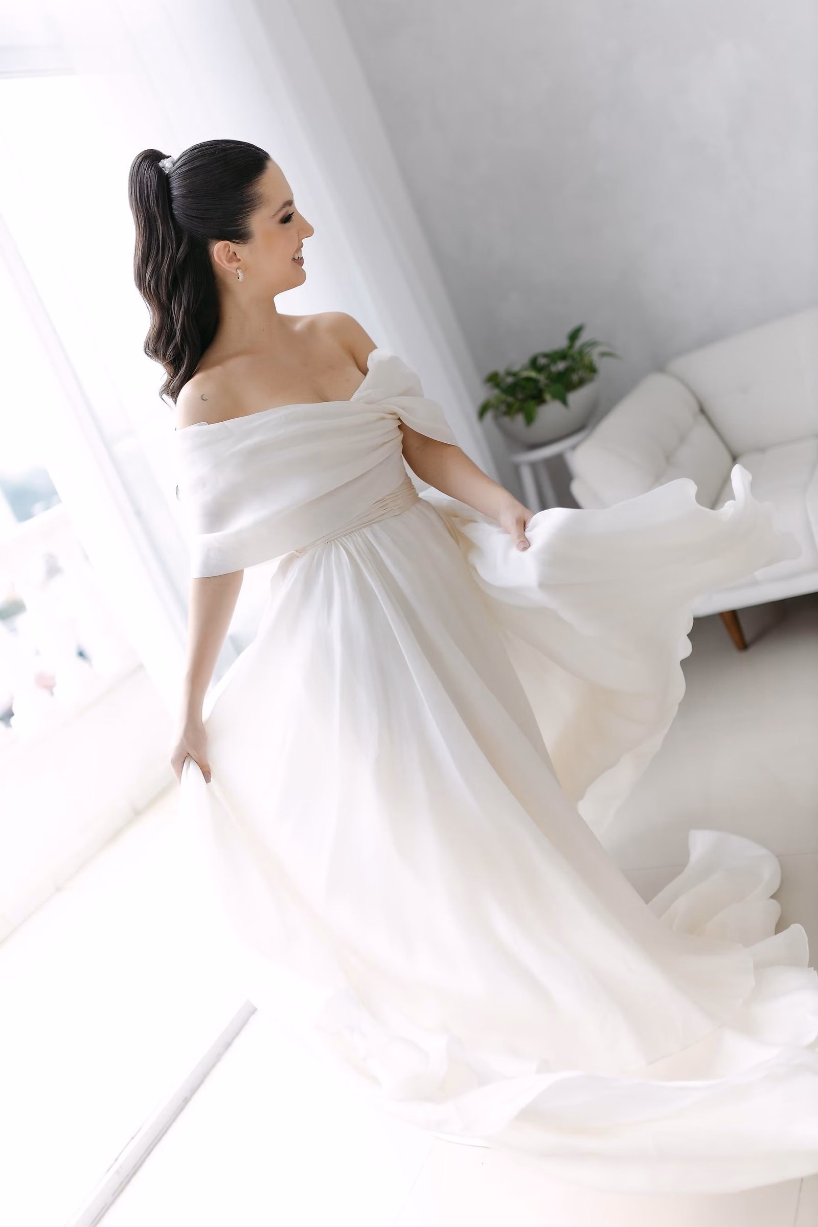 Saia do vestido de noiva em movimento contra fundo de estúdio