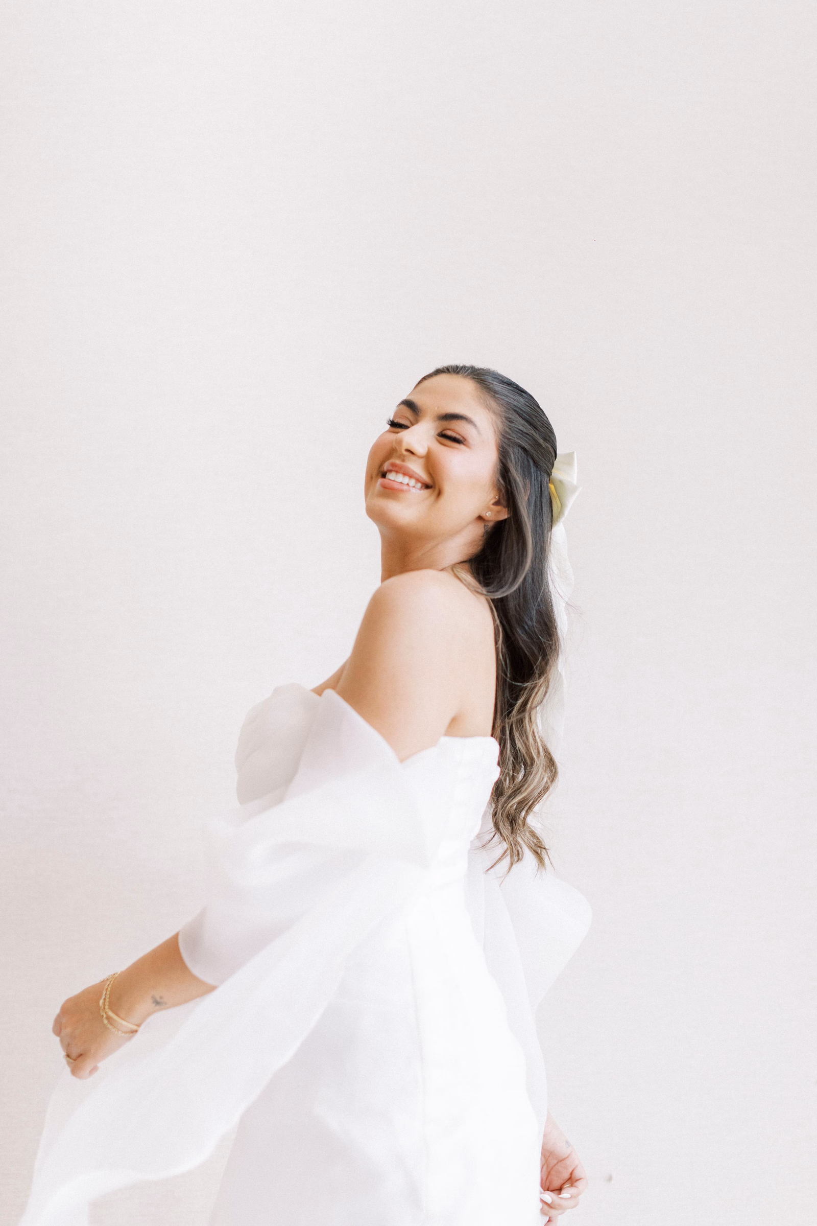 Penteado em camadas, gesto preciso